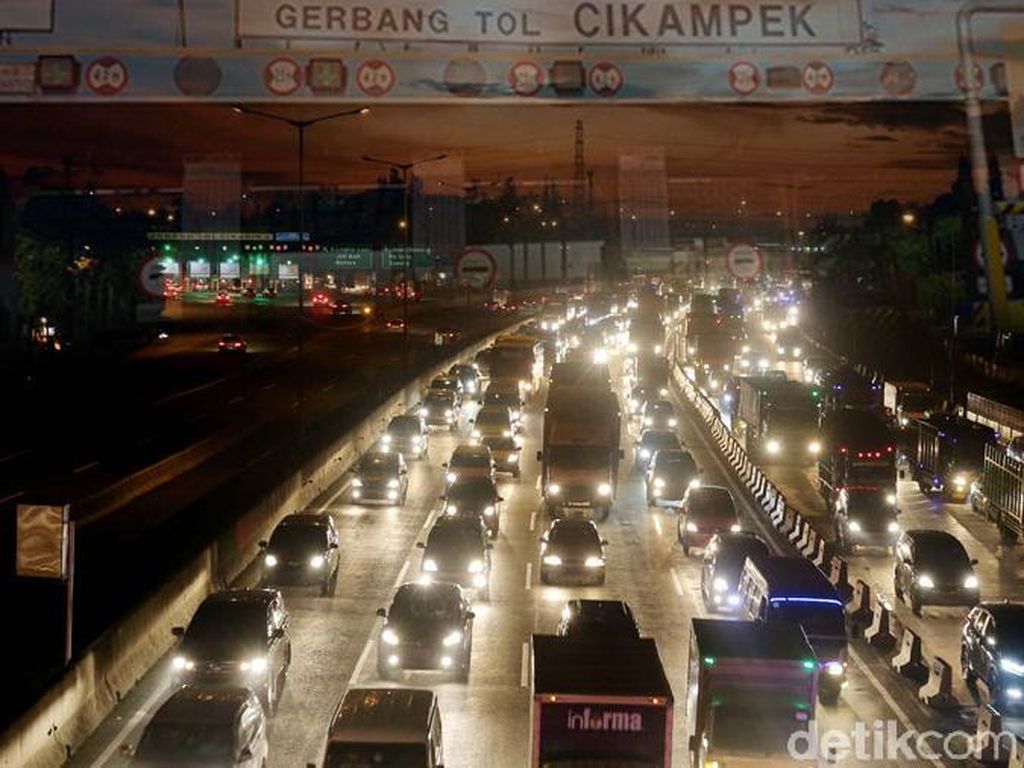 Penyempitan Lajur, Tol Cikampek Arah Jakarta Macet 20 Kilometer